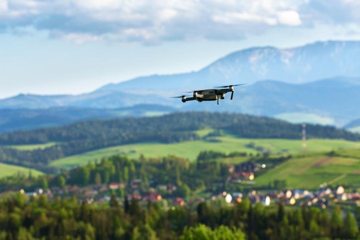 mały dron nad doliną