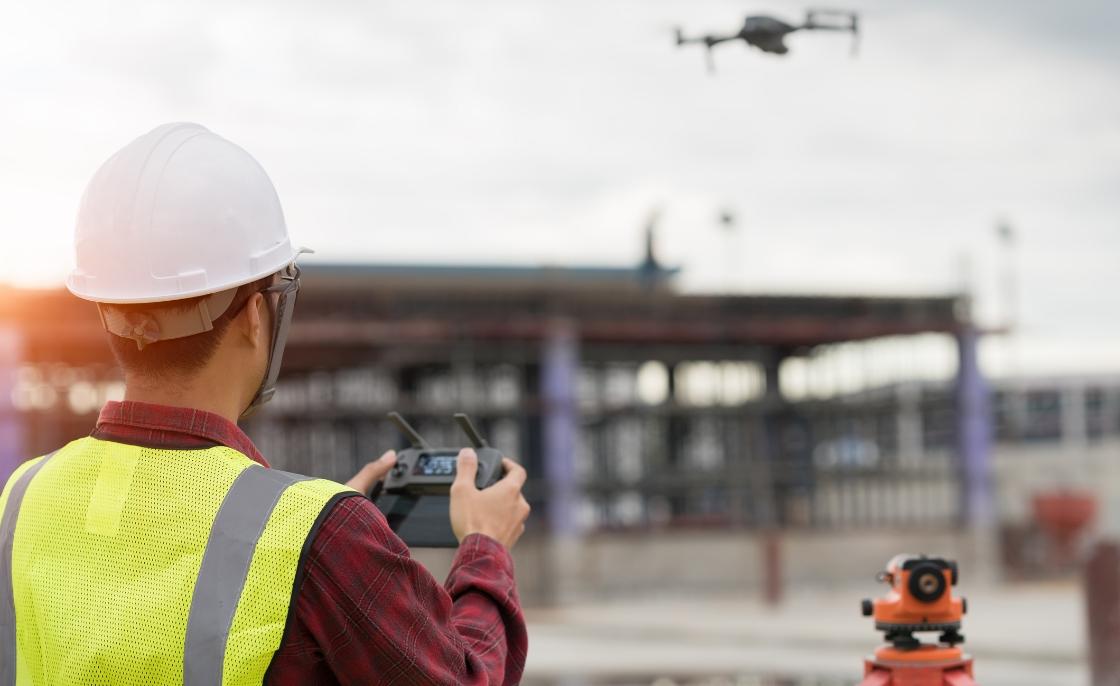 Slider A - Slajd #3 Pracownik sterujący dronem