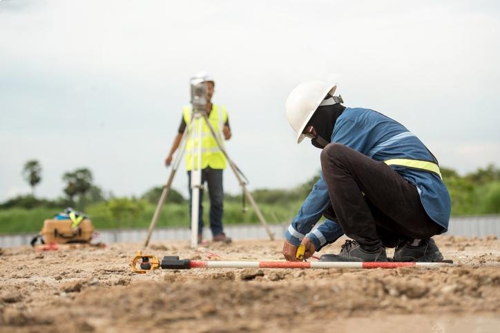 pracownik wyznacza punkt graniczny działki